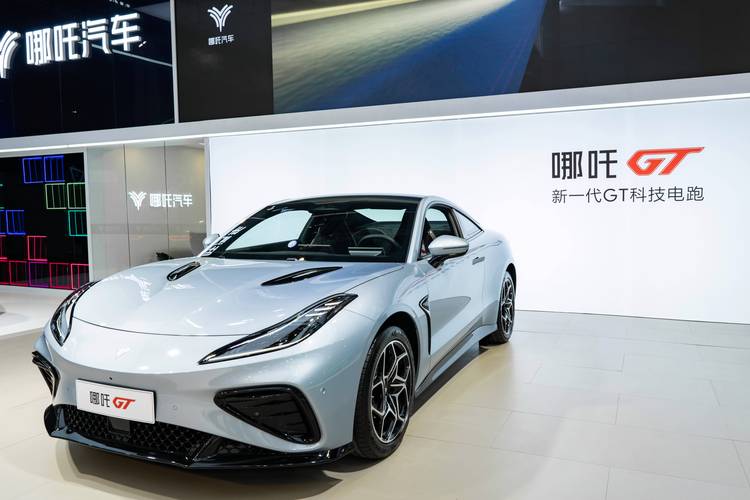 成都288哪吒汽车在智能汽车领域的表现，领途汽车在新能源汽车市场中的影响力